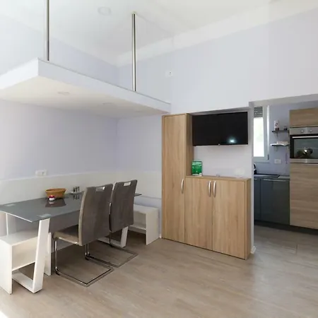Apartmaji Sobe Zvezda דירה